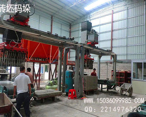 2臺(tái)全自動(dòng)液壓制磚機(jī)工作現(xiàn)場